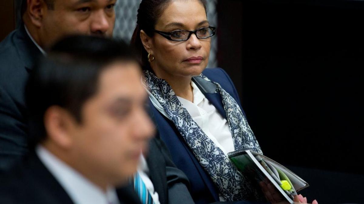 
La ex vicepresidente de Guatemala, Roxana Baldetti, asiste el martes a una audiencia donde un juez encontró méritos suficientes para someterla a juicio.
