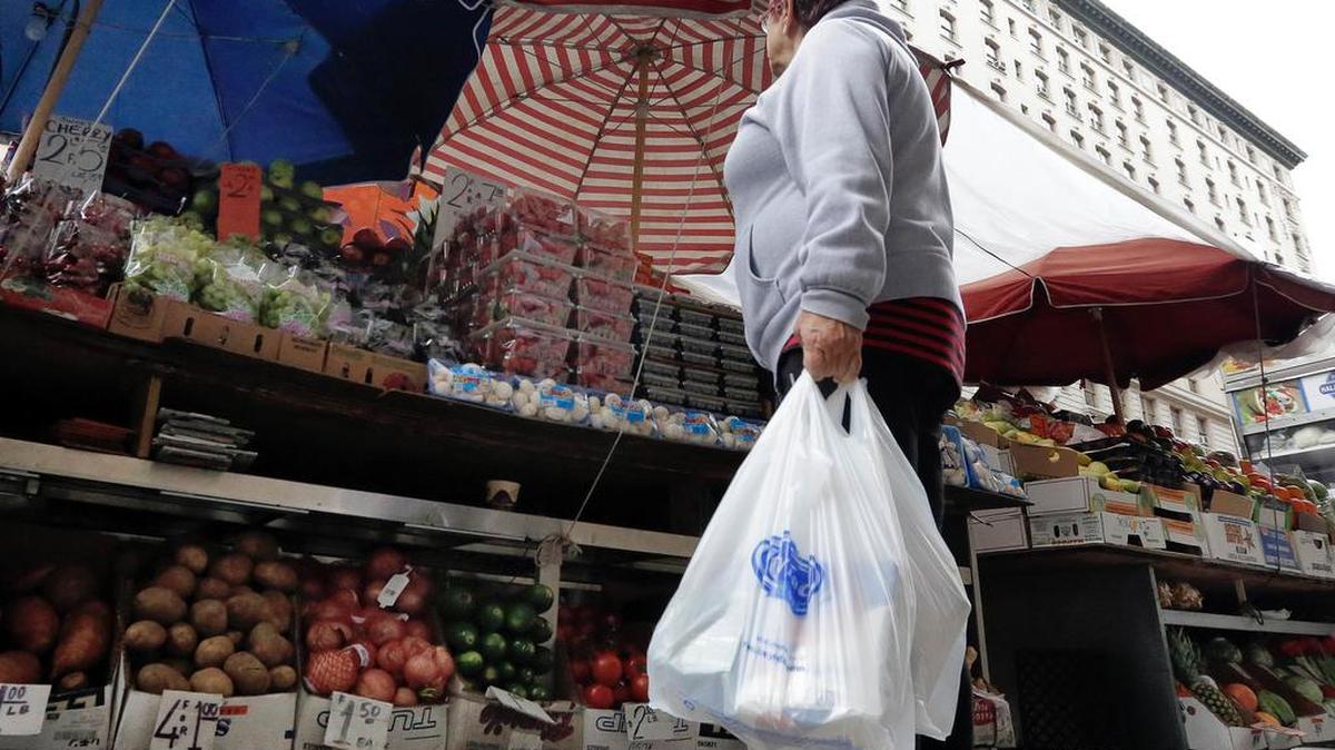 Una mujer lleva su compra de supermercado en bolsas de plástico en Nueva York, el jueves 5 de mayo de 2016.