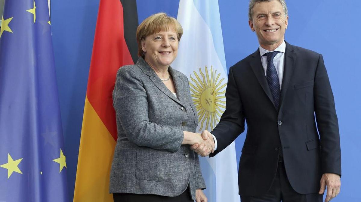 La canciller alemana, Angela Merkel (i), da la bienvenida al presidente argentino, Mauricio Macri, antes de su reunión en Berlín, Alemania, hoy, 5 de julio de 2016. Macri realiza una visita de dos días a Alemania con el objetivo de impulsar las relaciones políticas y atraer inversiones de la principal potencia europea.