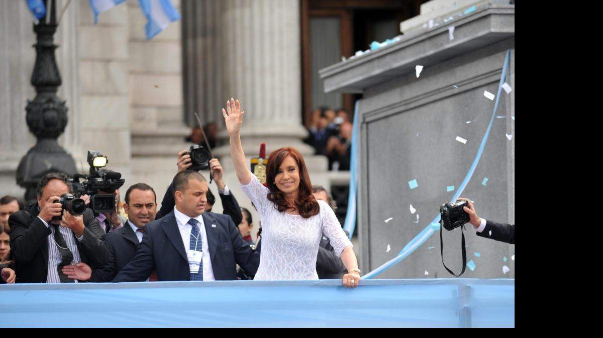 
La presidenta de Argentina, Cristina Fernández, saluda a simpatizantes a su salida del Congreso, en Buenos Aires en el 2014. 
