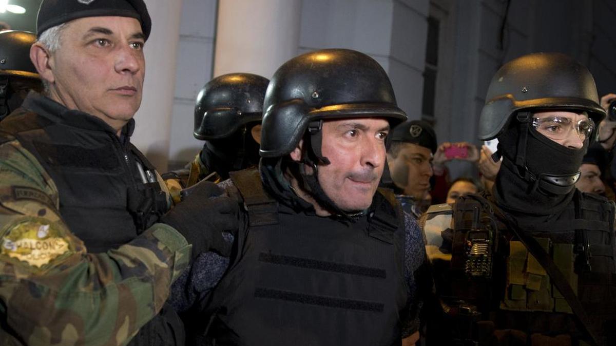 La policía realiza allanamientos en el monasterio luego de que el ex secretario de Obras Públicas José López fue descubierto cuando intentaba esconder varias bolsas con unos $8.98 millones.