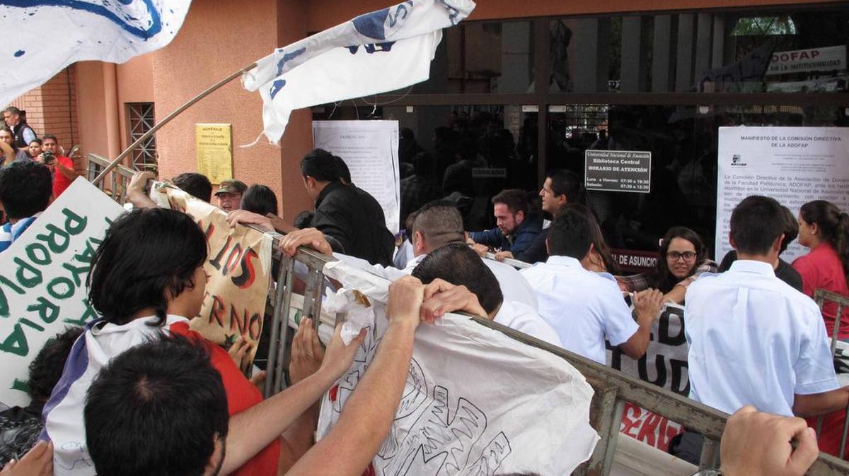 Estudiantes de la Universidad Nacional protestan el martes 13 de septiembre de 2016, en la sede de la institución en Asunción (Paraguay).