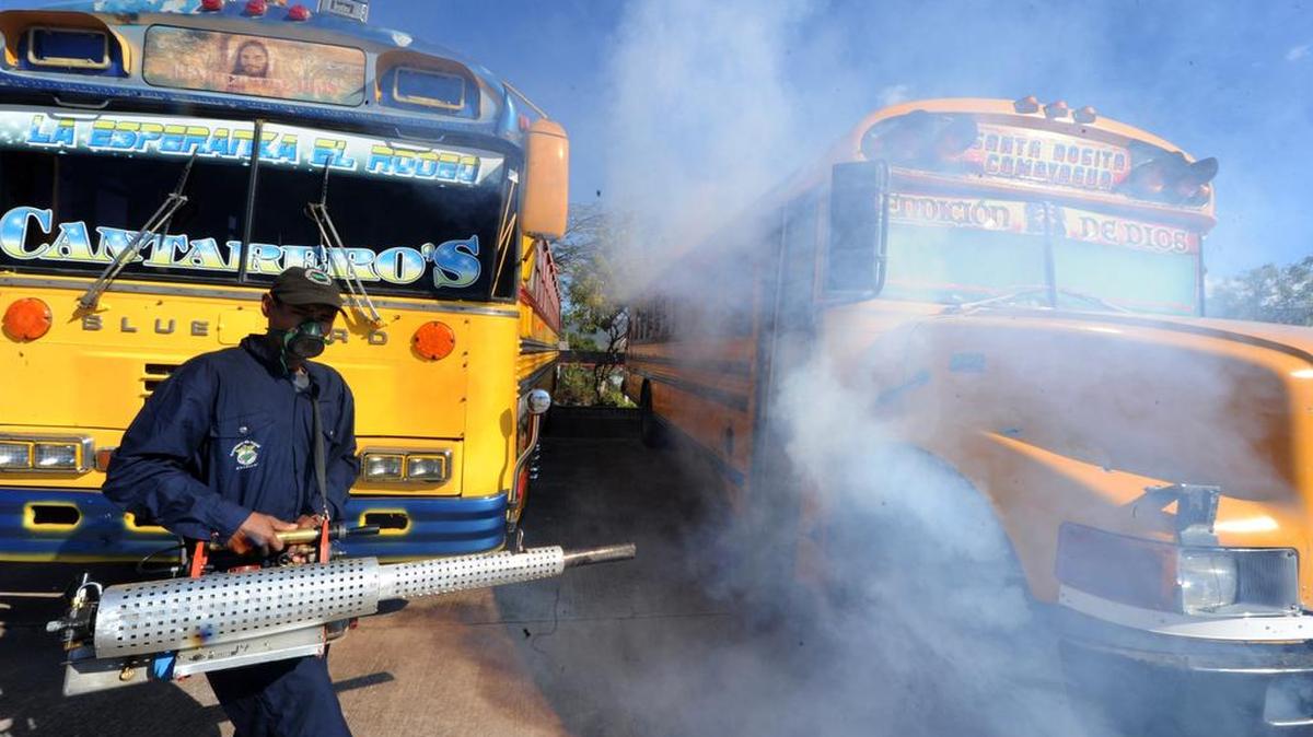 Personal del Ministerio de Salud fumigan los autobuses urbanos contra el mosquito Aedes aegypti, vector del dengue, el virus Chikungunya y Zika en Tegucigalpa, el 2 de febrero de 2016.
