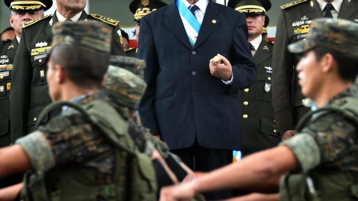 
El nuevo presidente de Guatemala, Alejandro Maldonado, pasa revista a las tropas al asumir como Comandante General del Ejército de Guatemala, este viernes en el Ministerio de la Defensa.


