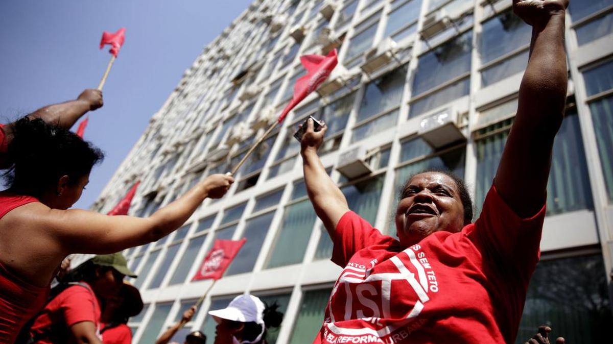 
Activistas del Movimiento de Trabajadores Sin Techo protestan en Brasilia contra las medidas de austeridad del gobierno brasileño.
