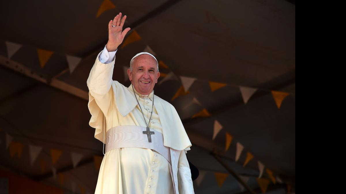 
El papa criticó a aquellos católicos que no son solidarios. “Por más que vayas a misa todos los domingos, si no tienes un corazón solidario, no sabes lo que pasa en tu pueblo, tu fe es muy débil, o está enferma o está muerta”. 


