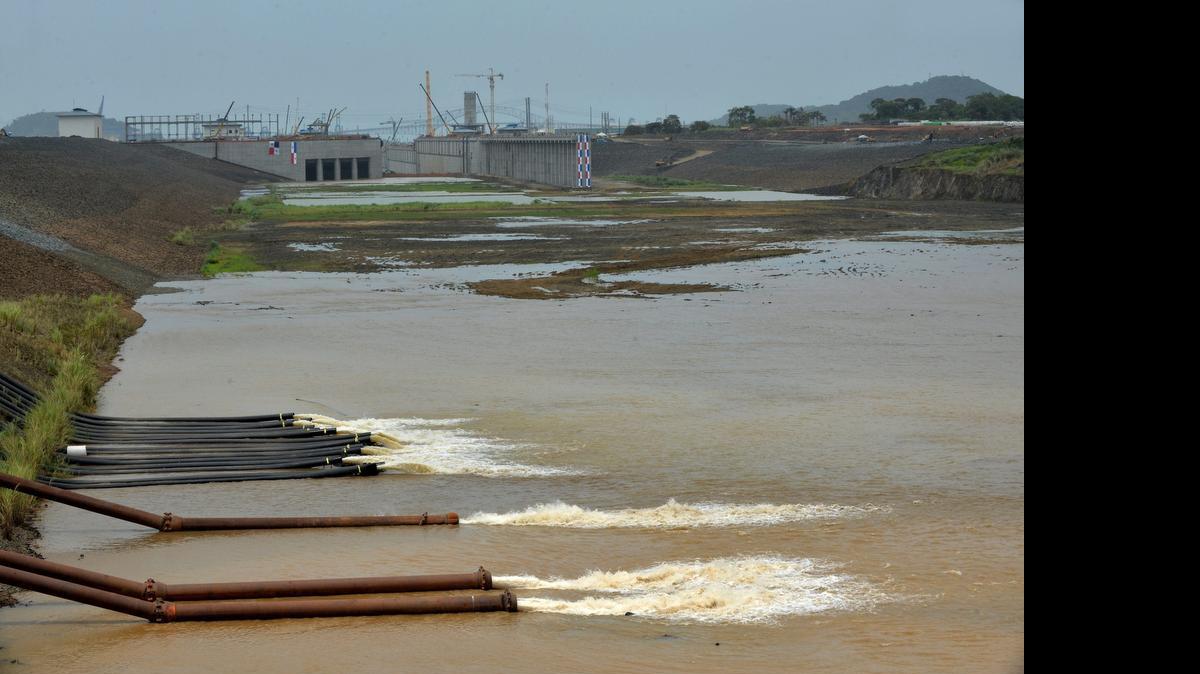
El llenado de la nueva esclusa de la ampliación del Canal de Panamá, comenzó el lunes, en el sector del océano Pacífico, en Ciudad de Panamá. 
