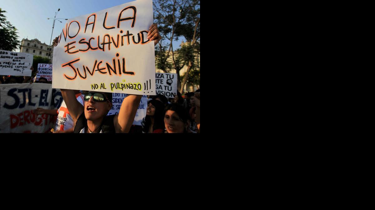 
La ley de promoción del trabajo juvenil eliminó varios beneficios sociales para los trabajadores entre los 18 y 24 años, con el fin de combatir el desempleo en ese rango de edad.
