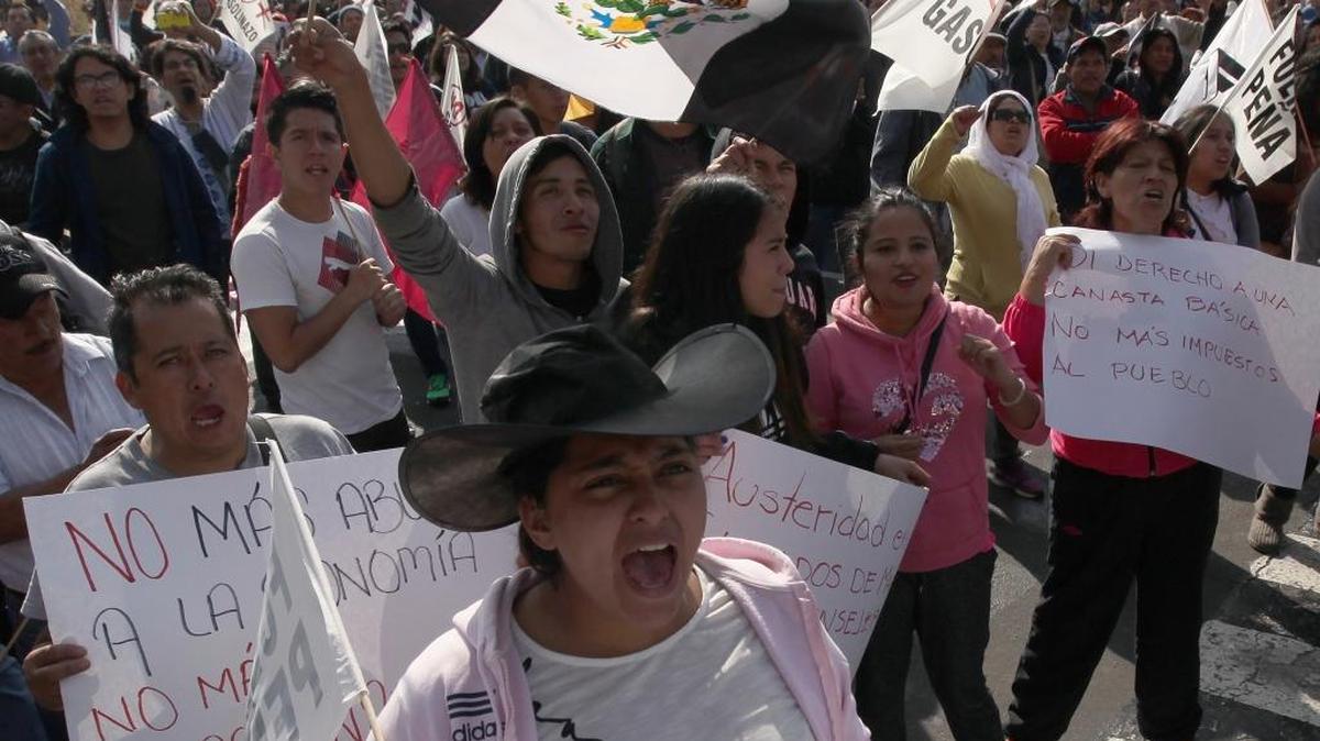 Estudiantes universitarios manifiestan su descontento con el alza de la gasolina en Ciudad de México, el domingo.