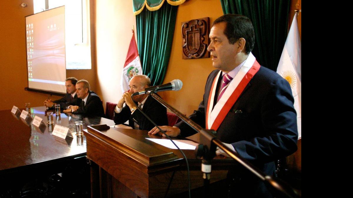 
El opositor Luis Iberico, del partido Alianza Para el Progreso, fue elegido este domingo presidente del Congreso peruano tras ganar la votación con 70 votos, gracias al apoyo del grupo fujimorista Fuerza Popular, del derechista Partido Popular Cristiano, del socialdemócrata Partido Aprista Peruano y grupos independientes.
