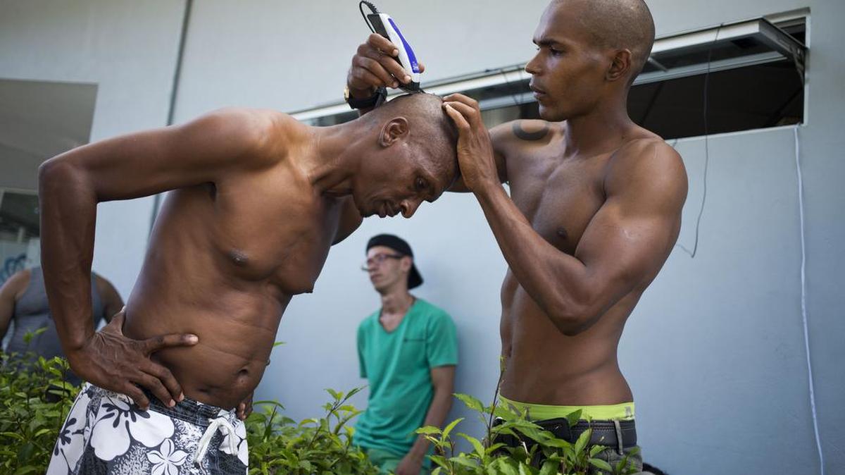 Más de 1,000 inmigrantes cubanos hacia el norte de los Estados Unidos trataron de cruzar la frontera de Costa Rica en Nicaragua, causando tensiones que se disparan entre los vecinos como a las fuerzas de seguridad trataron de convertirlos de nuevo.