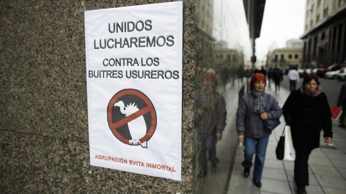 Vista de un afiche en la entrada de la sede del ministerio de Economía de Argentina, en Buenos Aires, relacionado con los llamados “fondos buitres”.