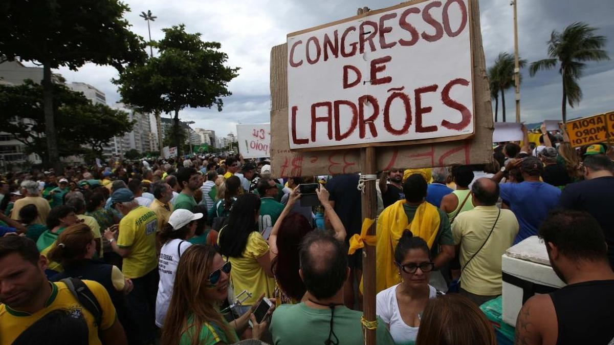 Miles de ciudadanos salieron hoy, domingo 4 de diciembre de 2016, a la playa de Copacabana en Río de Janeiro (Brasil), para mostrar su descontento por la cada vez más evidente corrupción de buena parte del arco político brasileño. En Río de Janeiro, miles de cariocas se concentraron en la emblemática playa de Copacabana, muchos de los cuales vestían con los colores verde y amarillo de la bandera brasileña y mostraban carteles con el mensaje "yo apoyo la Lava-Jato", como se conoce a la investigación de la trama de corrupción enquistada en Petrobras.