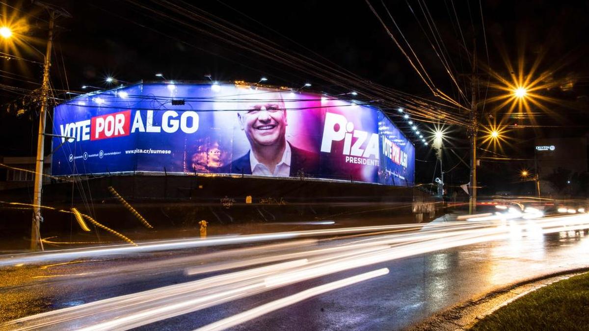 Una pancarta de la campaña electoral que representa al candidato presidencial Rodolfo Piza del Partido de la Unidad Social Cristiana (PUSC) se ve el 3 de enero de 2018 en San José antes de las próximas elecciones presidenciales del 4 de febrero.