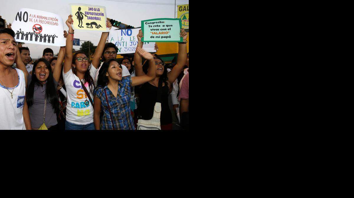 
Estudiantes protestan contra una polémica ley laboral juvenil, a mediados de enero en Lima, Perú. El congreso decidirá el lunes si la modifica o la deroga.
