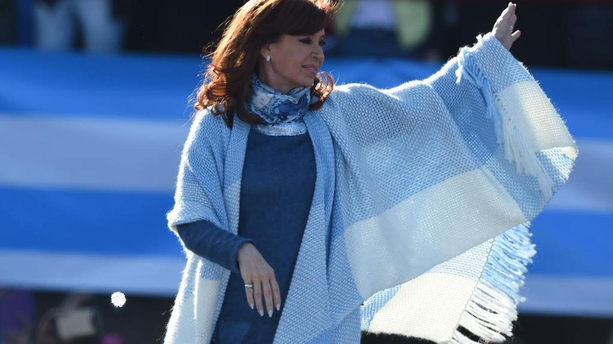 La ex presidenta de Argentina, Cristina Fernández de Kirchner, participa en un acto político el 20 de junio de 2017 en Buenos Aires.