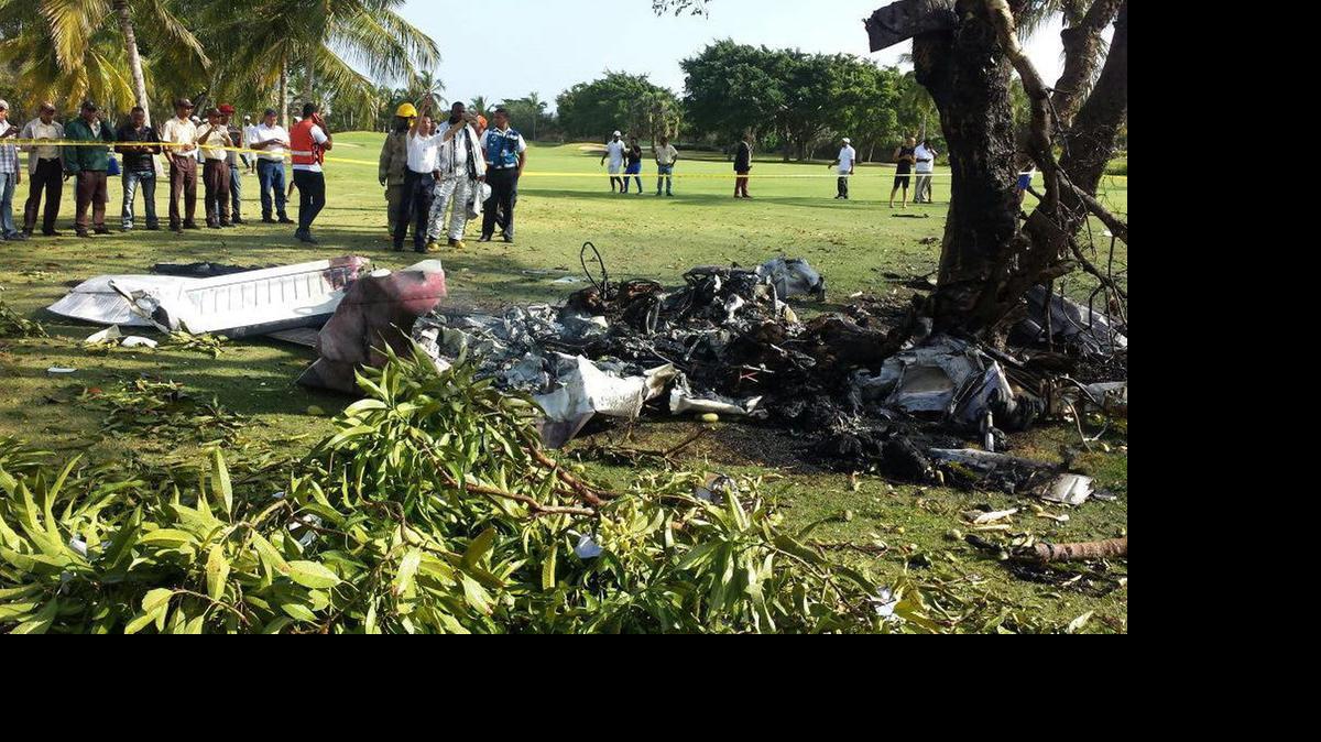 
Fotografía cedida por elinformador.net el lunes del lugar donde seis extranjeros y un dominicano murieron al caer una avioneta sobre un campo de golf en Bavaro, República Dominicana.
