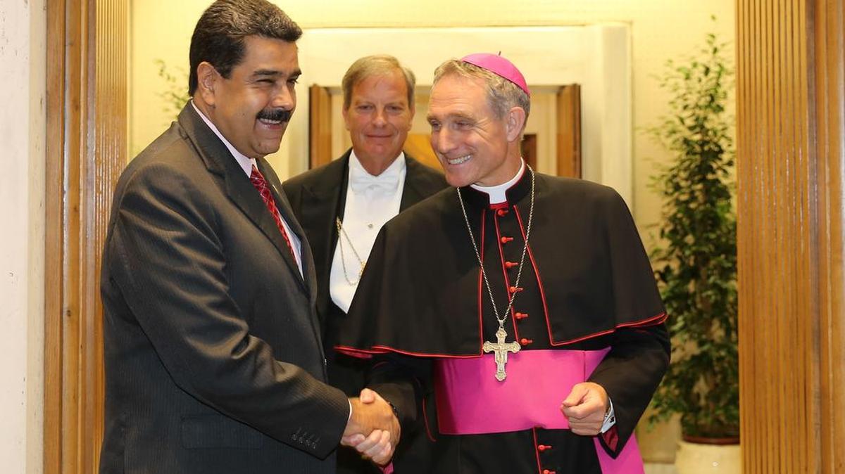 El presidente de Venezuela, Nicolás Maduro (i), es recibido por el presbíterio italiano Guido Marini (d), maestro de la Oficina de las Celebraciones Litúrgicas del Sumo Pontífice, este lunes 24 de octubre de 2016, en El Vaticano.