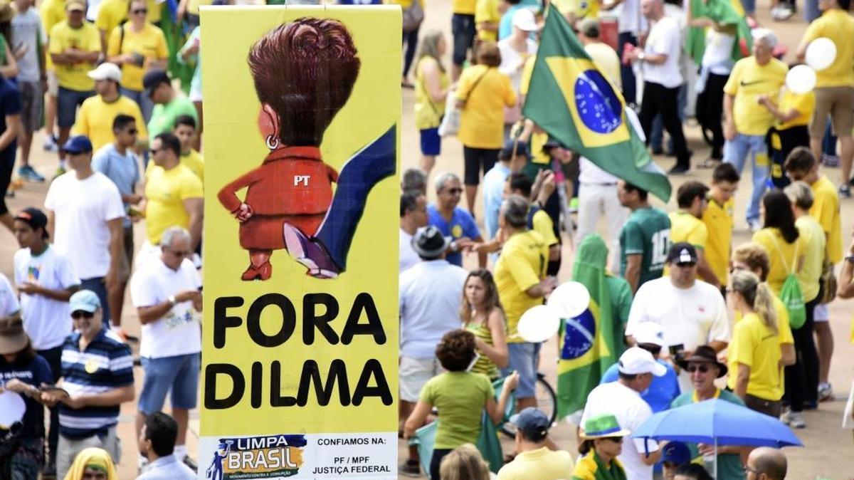 Cientos de manifestantes brasileños protestan pidiendo la salida de la presidenta Dilma Rousseff, el domingo13 de marzo en Brasilia.
