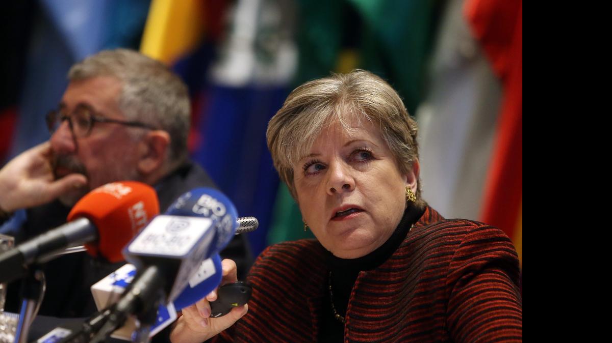 
La secretaria ejecutiva de la Comisión Económica para América Latina y el Caribe (CEPAL), Alicia Bárcena, habla el miércoles durante la entrega del informe anual 'La Inversión Extranjera Directa en América Latina y el Caribe 2015', en Santiago.
