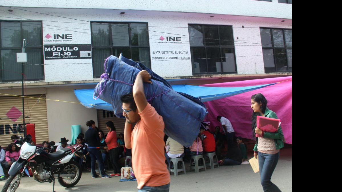 
Miembros de la Coordinadora Nacional de Trabajadores de la Educación (CNTE) participan en la toma de las oficinas del Instituto Nacional Electoral (INE) en el estado mexicano de Oaxaca, en el inicio de su plan de boicot a los comicios del próximo domingo. 
