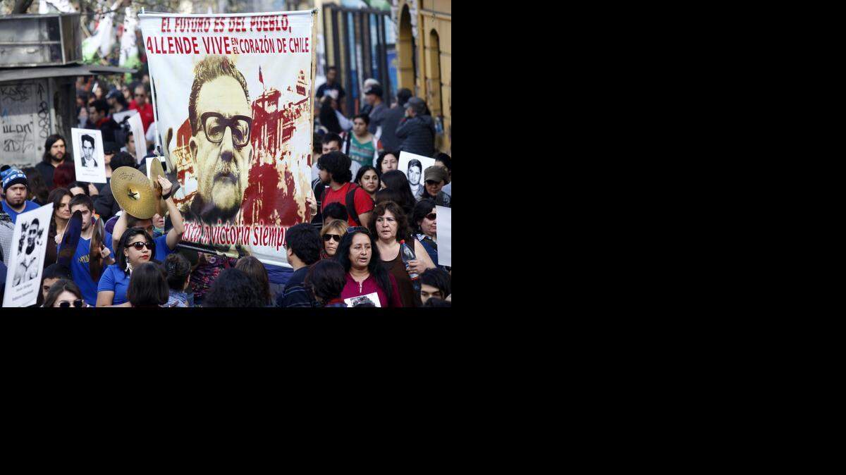 
Chile conmemorará el aniversario del golpe de Estado que el 11 de septiembre de 1973 derrocó al presidente Salvador Allende, en un ambiente tenso y con medidas especiales de seguridad a raíz del atentado explosivo del lunes. 
