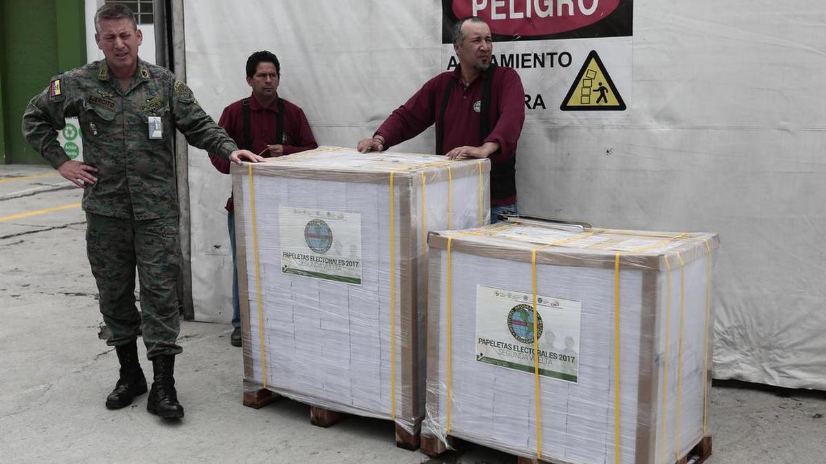Personal del Instituto Geográfico Militar (IGM), prepara el martes 14 de marzo de 2017, en Quito (Ecuador), el material electoral para la segunda vuelta de los comicios en Ecuador.