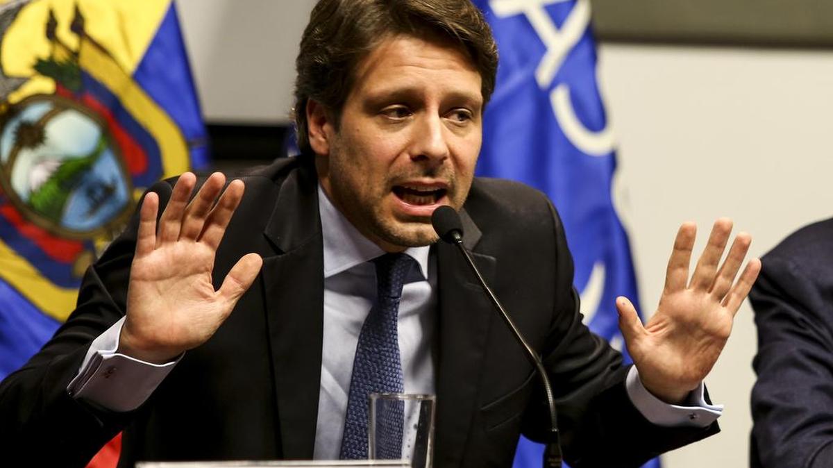El canciller de Ecuador, Guillaume Long, ofrece declaraciones en la sede de la Cancillería en Quito. Long calificó de “sui géneris” la pretensión de un grupo de cubanos acampado en un parque de Quito para reclamar un visado a México.