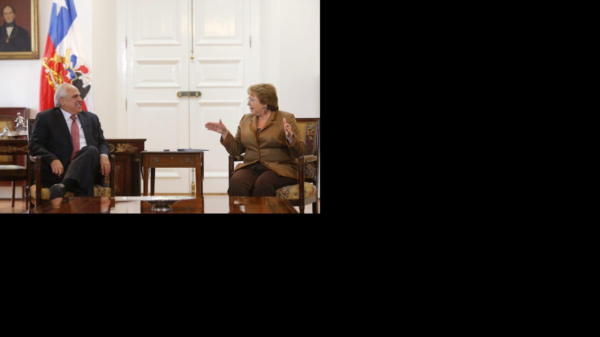 
La presidenta de Chile, Michelle Bachelet, habla con el secretario general de la Unión de Naciones Suramericanas (Unasur), el ex presidente colombiano Ernesto Samper el martes, en el Palacio de la Moneda.
