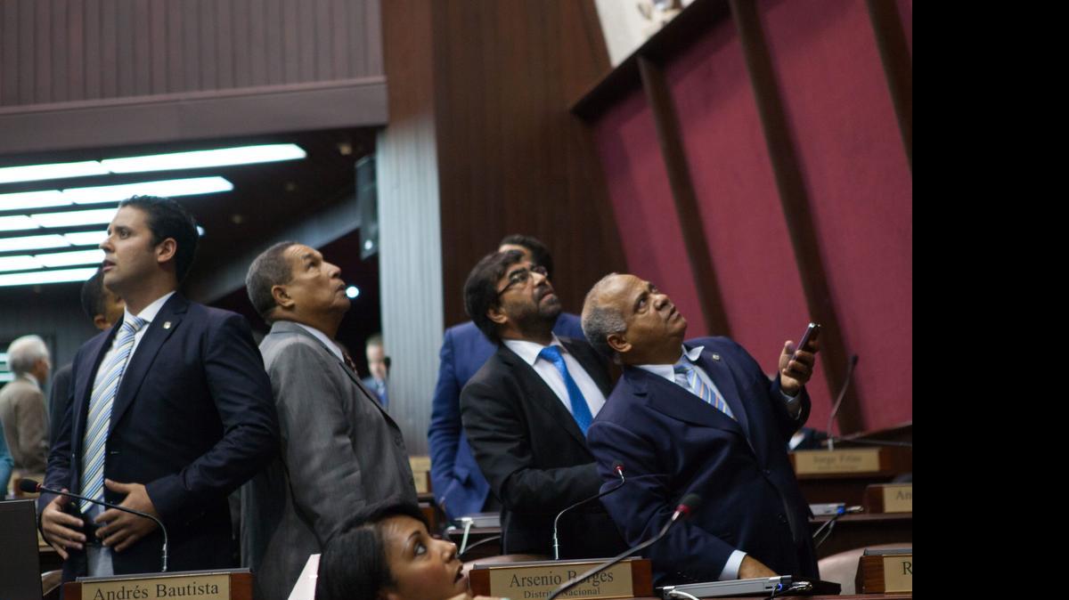 
Miembros de la Cámara de Diputados de República Dominicana reaccionan durante el conteo de votos el martes, en la sesión en la que se aprobó la reelección consecutiva y se derogó la reelección no consecutiva, en Santo Domingo 

