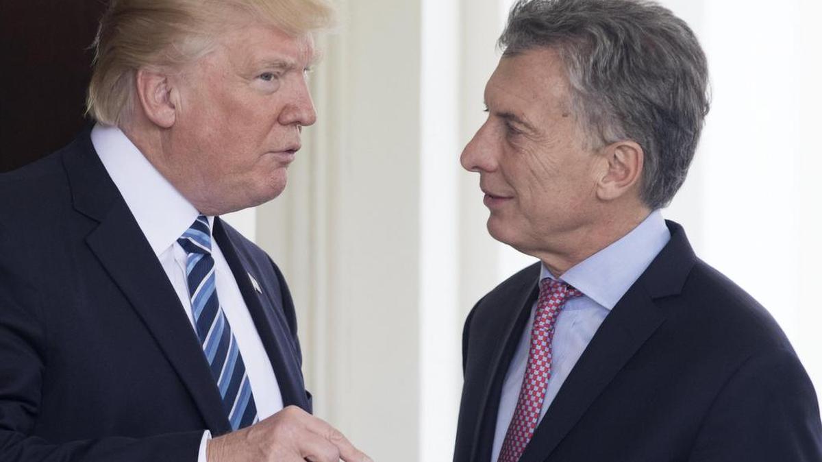 El presidente de los Estados Unidos, Donald Trump (i), se despide del presidente argentino, Mauricio Macri (d), tras su reunión en la Casa Blanca, en Washington, Estados Unidos, el 27 de abril de 2017.