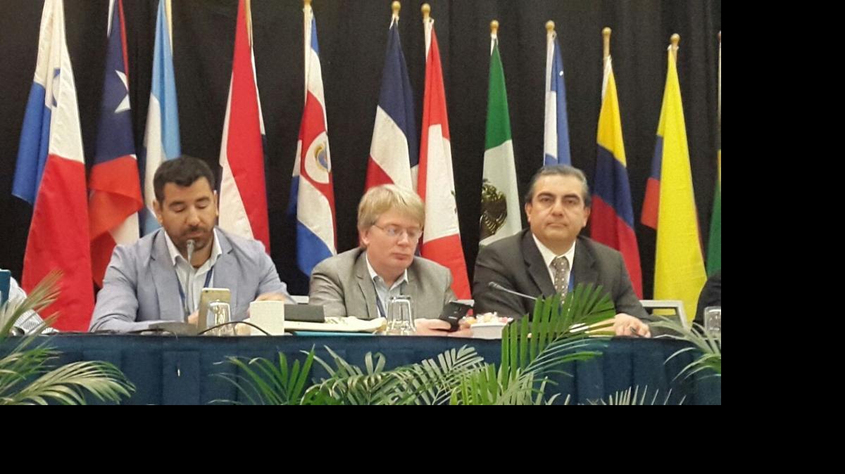 
El ministro de Autonomías de Bolivia, Hugo Siles Núñez del Prado (der.), participa el miércoles en la XXI Conferencia Interamericana de Alcaldes y Autoridades Locales, en Miami.
