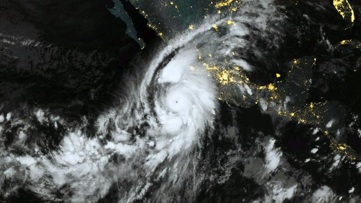 Imagen satelital del huracán Patricia, categoría 5, acercándose a las costas de México la tarde del viernes.