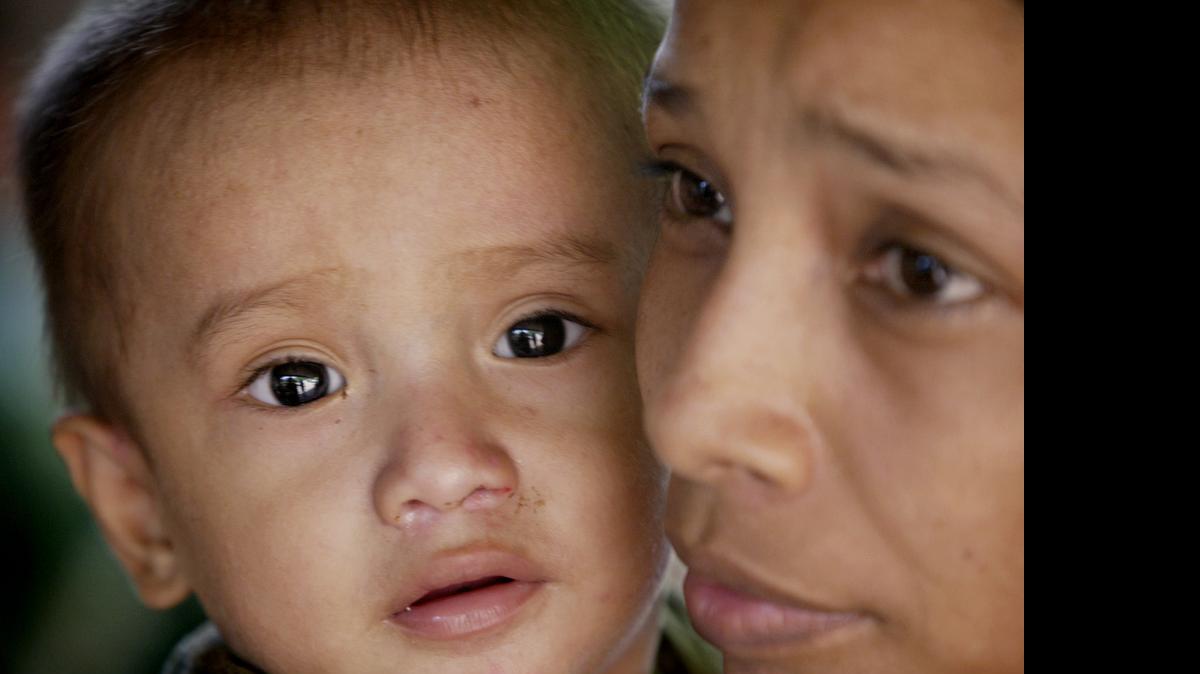 
Un madre y su hijo en Guatemala.
