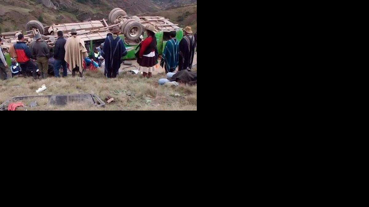 
Escena del accidente de tránsito en Perú el lunes donde murieron al menos 34 personas y 70 resultaron heridas.
