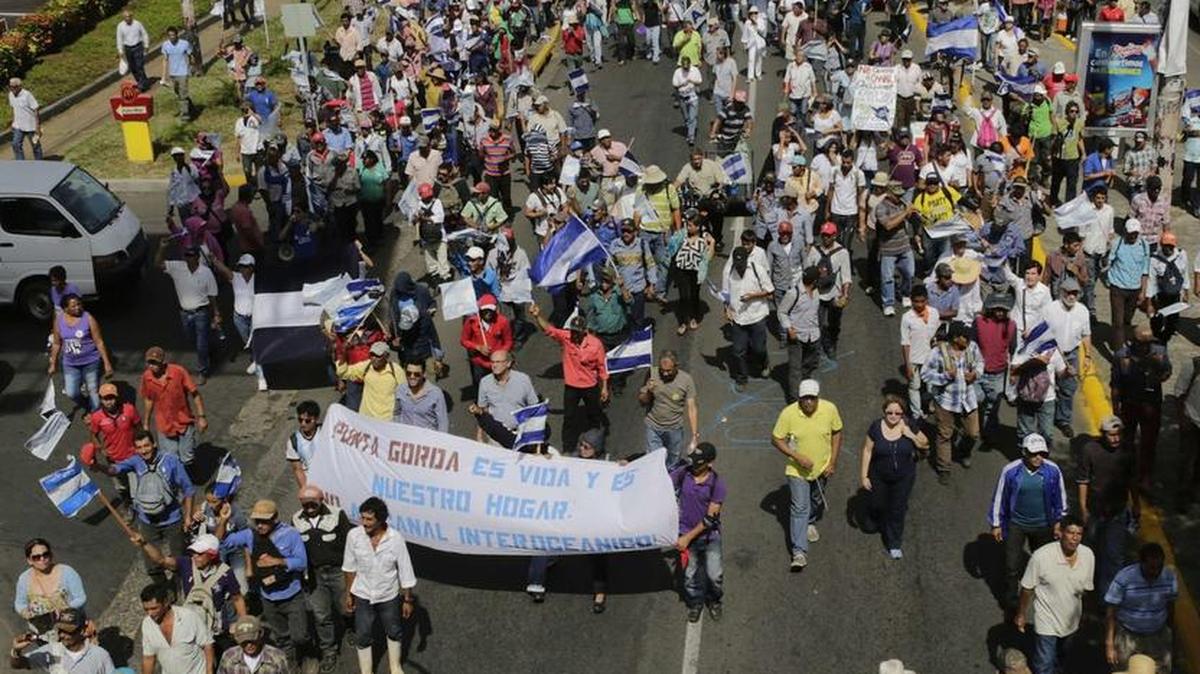 
Imagen de una de las protestas en Nicaragua contra la construcción del canal interoceánico que afecta a decenas de miles de personas habitantes en la zona.
