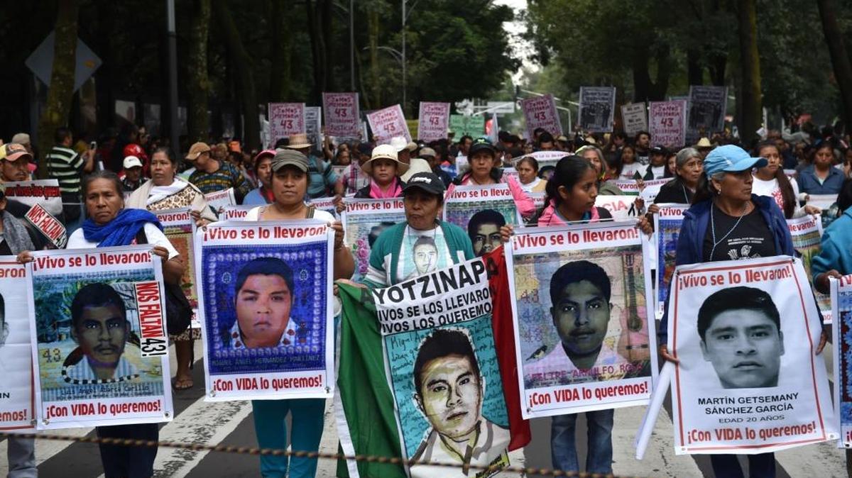 
Padres y familiares de los 43 estudiantes mexicanos que desaparecieron el 26 de septiembre del 2014, marchan el sábado por las calles de Ciudad de México exigiendo justicia a un año del caso.
