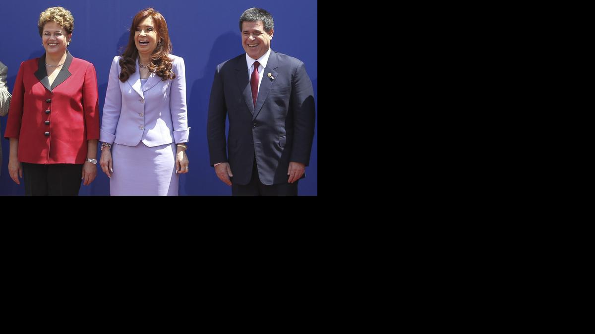 
De izquierda a derecha, los presidentes de Brasil, Dilma Rousseff; de Argentina, Cristina Fernández; y de Paraguay, Horacio Cartes; participan en el marco de la XLVII Cumbre de Mercosur, hoy, 17 de diciembre de 2014, en la ciudad de Paraná, Argentina. 
