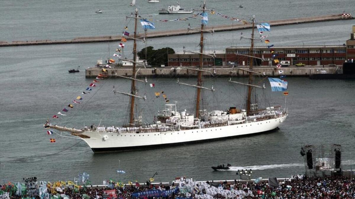 La fragata Libertad de Argentina arriba al puerto de Mar de Plata, en el 2013, tras estar detenida en Ghana durante dos meses por la deuda del país sudamericano. El barco zarpó el sábado desde Buenos Aires, tras un pago multimillionario a fondos acreedores.