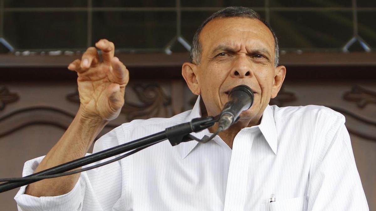 El ex presidente de Honduras, Porfirio Lobo, durante una conferencia de prensa frente a su casa en Tegucigalpa, Honduras, el martes 7 de marzo de 2017. Su hijo, Porfirio Lobo, debe entregar 13 millones de dólares que supuestamente ganó con el narcotráfico, según una decisión de corte en Nueva York.