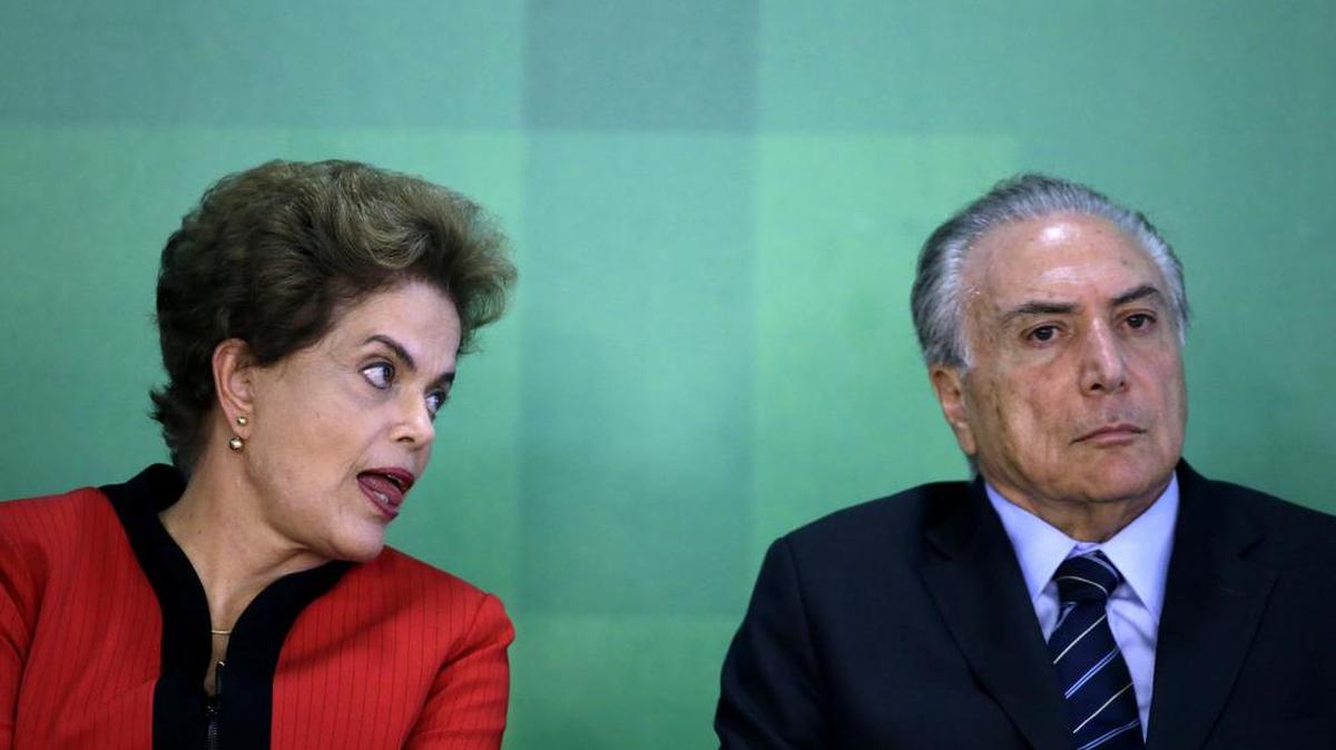 Fotografía de archivo del 2 de marzo de 2016 de la presidenta de Brasil Dilma Rousseff (i) junto al vicepresidente de Brasil, Michel Temer (d) durante un acto en Brasilia (Brasil). Rousseff, acusó hoy, martes 12 de abril de 2016, a Temer de ser "uno de los jefes de la conspiración" que, en su opinión, se gesta para intentar recortar su mandato por medio de un juicio.