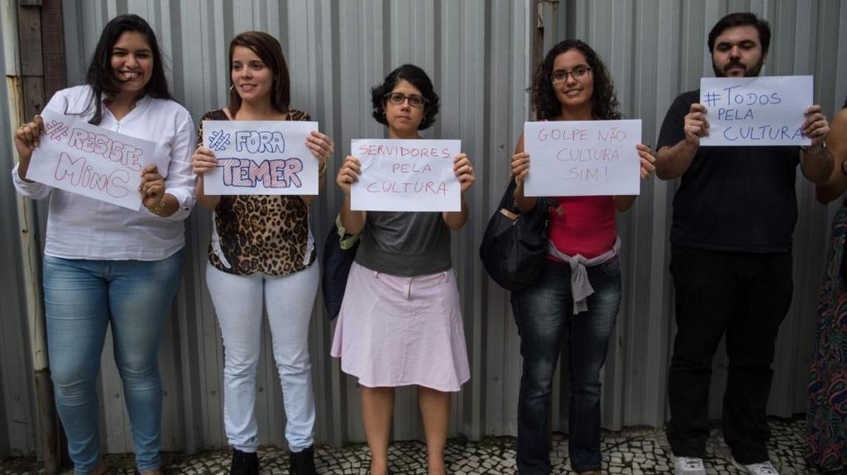 Brasileros protestan contra el presidente Michael Temer con carteles que frases como ‘fuera Temer’ y ‘Golpe no, cultura si’.