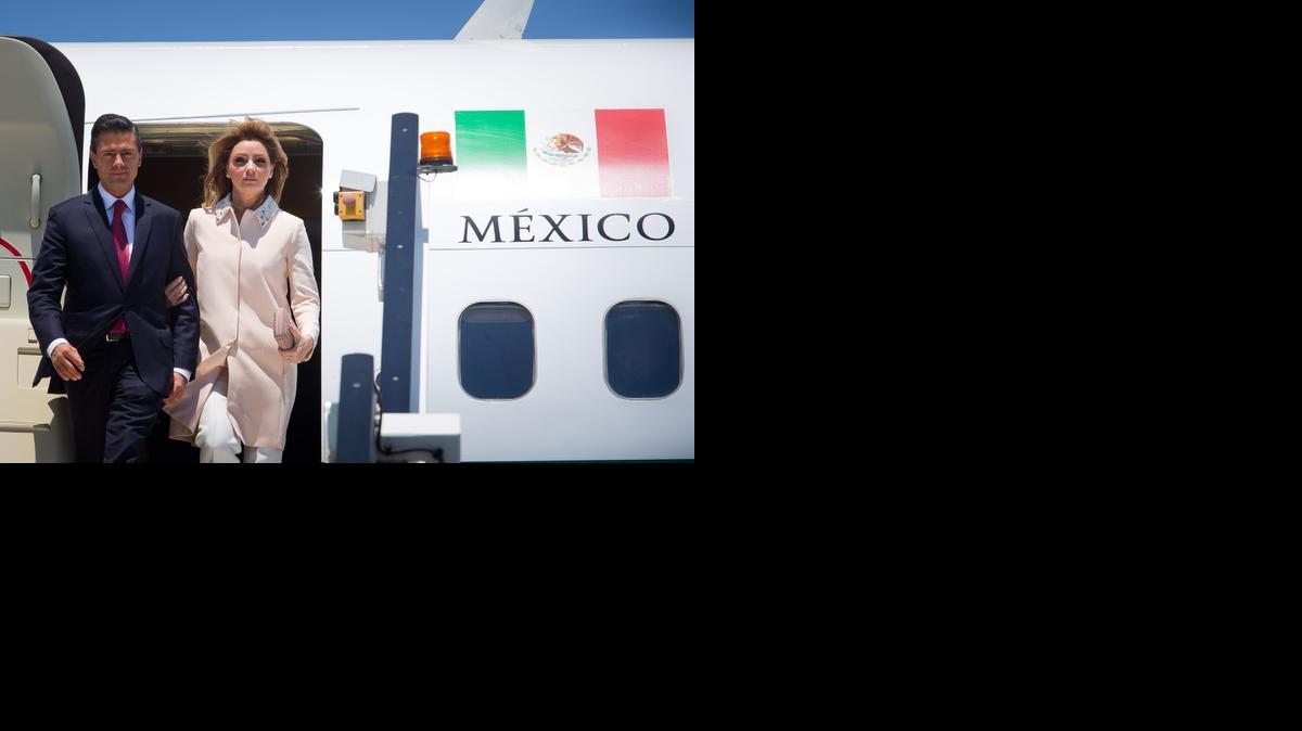 
El presidente de México, Enrique Peña Nieto, y la primera dama, Angelica Rivera Hurtado, llegan el sábado pasado al aeropuerto de Brisbane, Australia, para asistir a la cumbre del G20.
