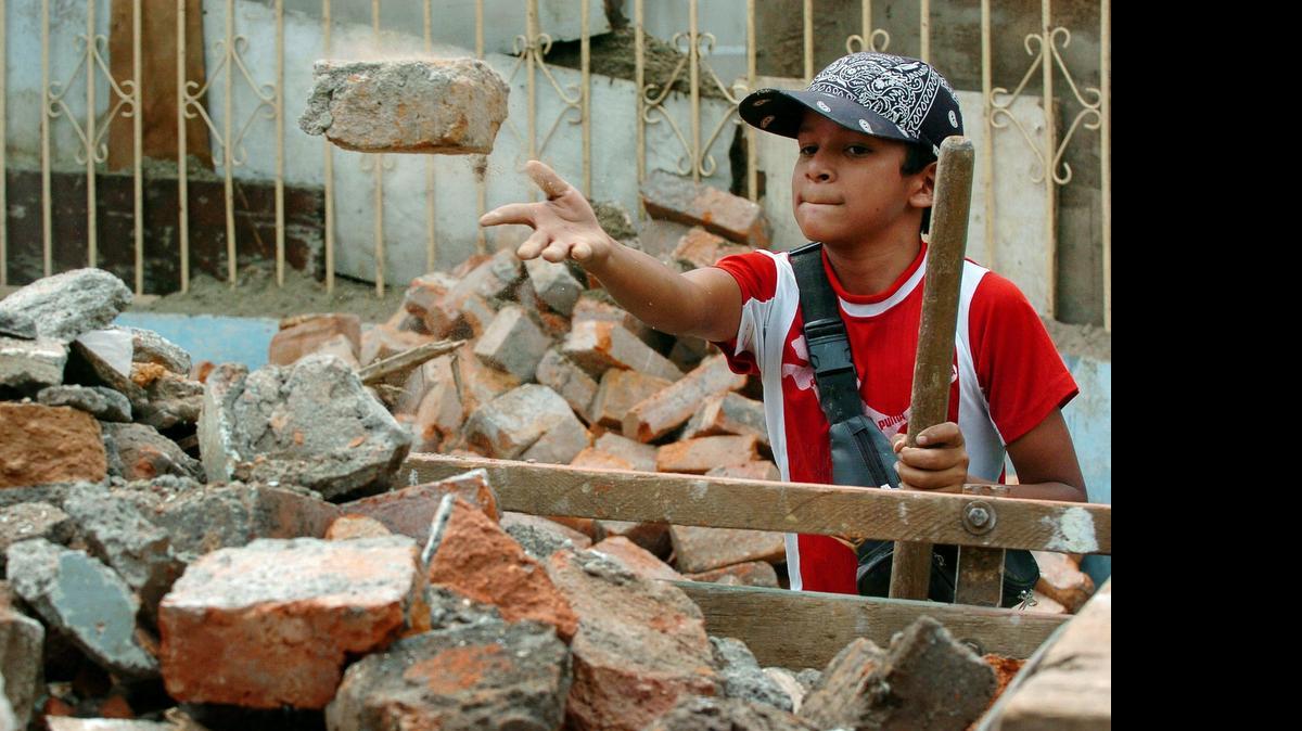 
Un niño de 12 años trabaja recogiendo escombros en Cali, Colombia, en esta foto de archivo.
