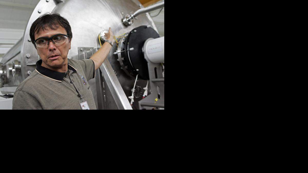 
El físico y ex astronauta costarricense Franklin Chang, explica la evolución de su proyecto para desarrollar un motor de plasma que tiene como fin facilitar los viajes a Marte. Foto de archivo.
