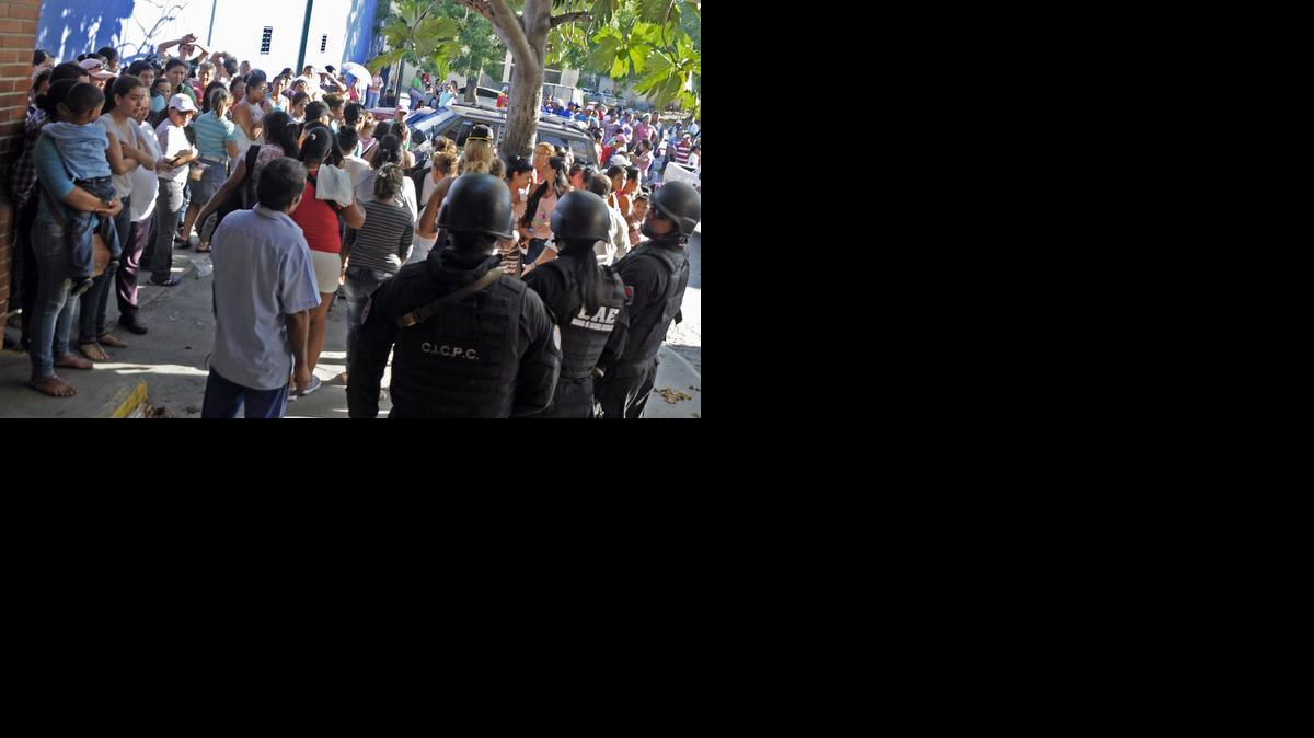 
Familiares en la ciudad de Barquisimeto, Venezuela, esperan para saber la suerte de sus parientes en la Cárcel de Uribana, donde decenas de reclusos han muerto intoxicados. 
