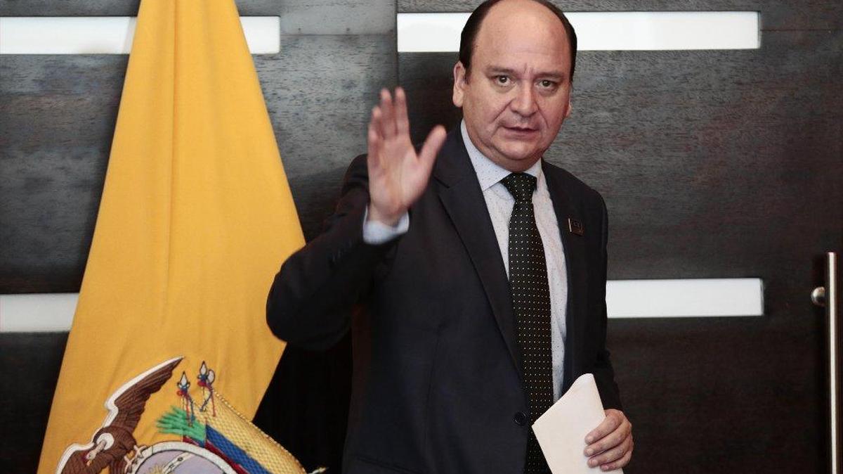 El fiscal general de Ecuador, Carlos Baca Mancheno, llega para una rueda de prensa este viernes 2 de junio de 2017, en el aeropuerto de Quito (Ecuador). Cinco personas fueron detenidas este viernes en tres ciudades de Ecuador dentro de las investigaciones del llamado caso Odebrecht, informó la Fiscalía ecuatoriana.