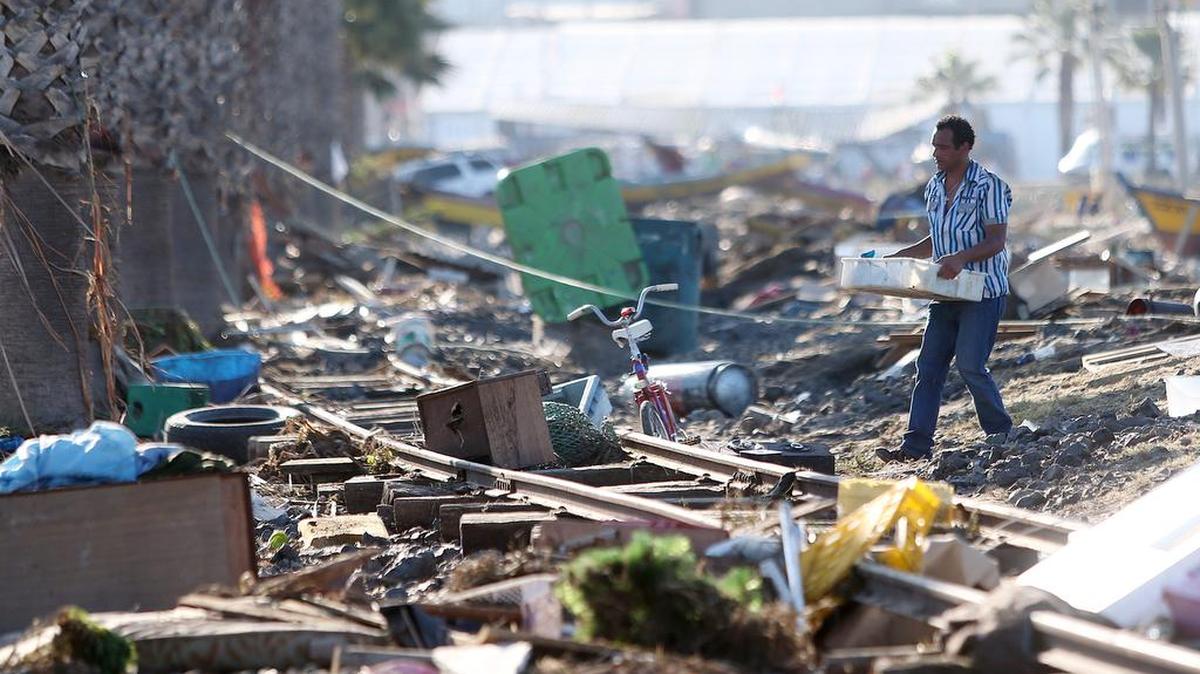 
Un hombre trata de recuperar objetos tras el tsunami posterior a un terremoto de magnitud 8,4, el jueves 17 de septiembre de 2015, en la localidad costera de Coquimbo (Chile). 
