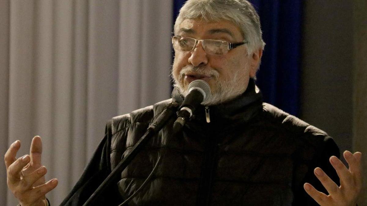 
El ex presidente y actual senador paraguayo Fernando Lugo encabeza una reunión el sábado, en Asunción. Organizaciones de la izquierda paraguaya se manifestaron en el centro de Asunción y pidieron la dimisión del presidente paraguayo, Horacio Cartes, quien hoy cumplió dos años al frente del Ejecutivo.
