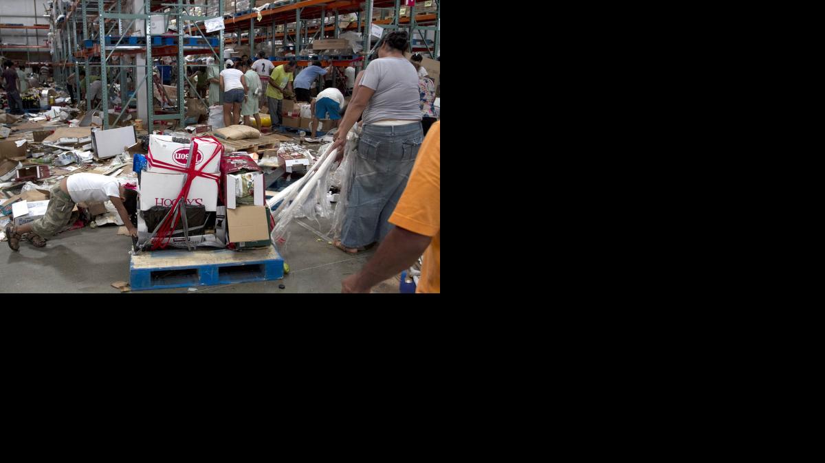 
Decenas de personas toman el jueves víveres y artículos eléctricos de tiendas afectadas por el Huracán Odile en la ciudad de Los Cabos, del estado de Baja California, México.


